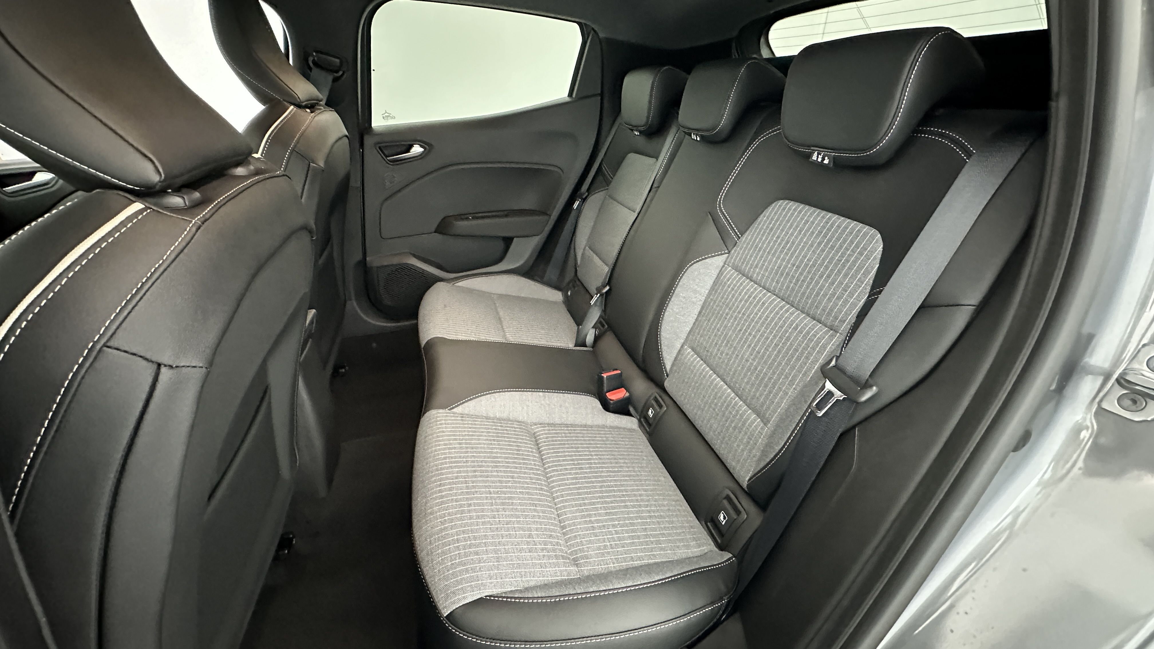 GLI00002857_p53 - RENAULT - CLIO - 2025 - photo 9