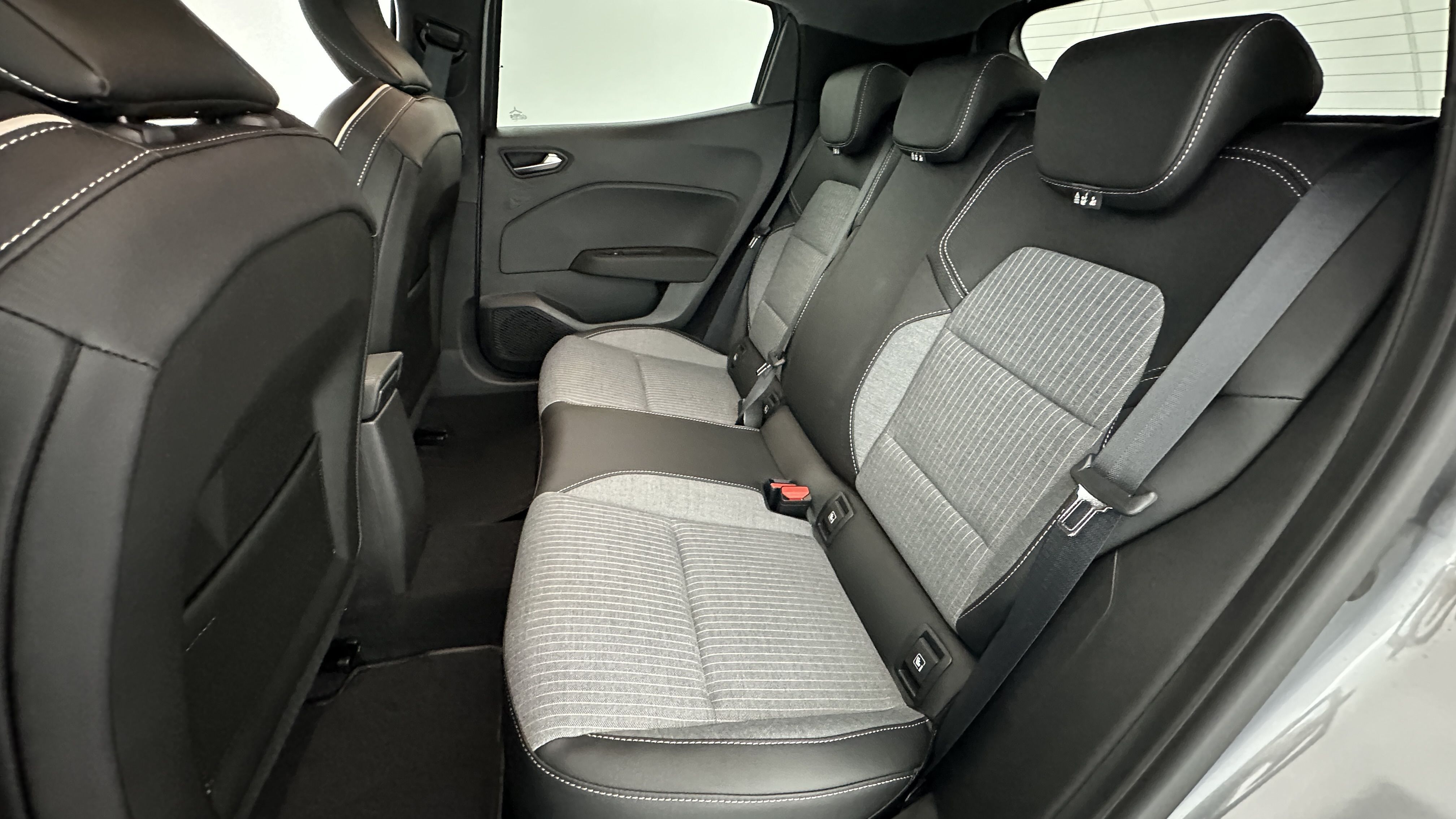 GLI00002858_p53 - RENAULT - CLIO - 2025 - photo 9