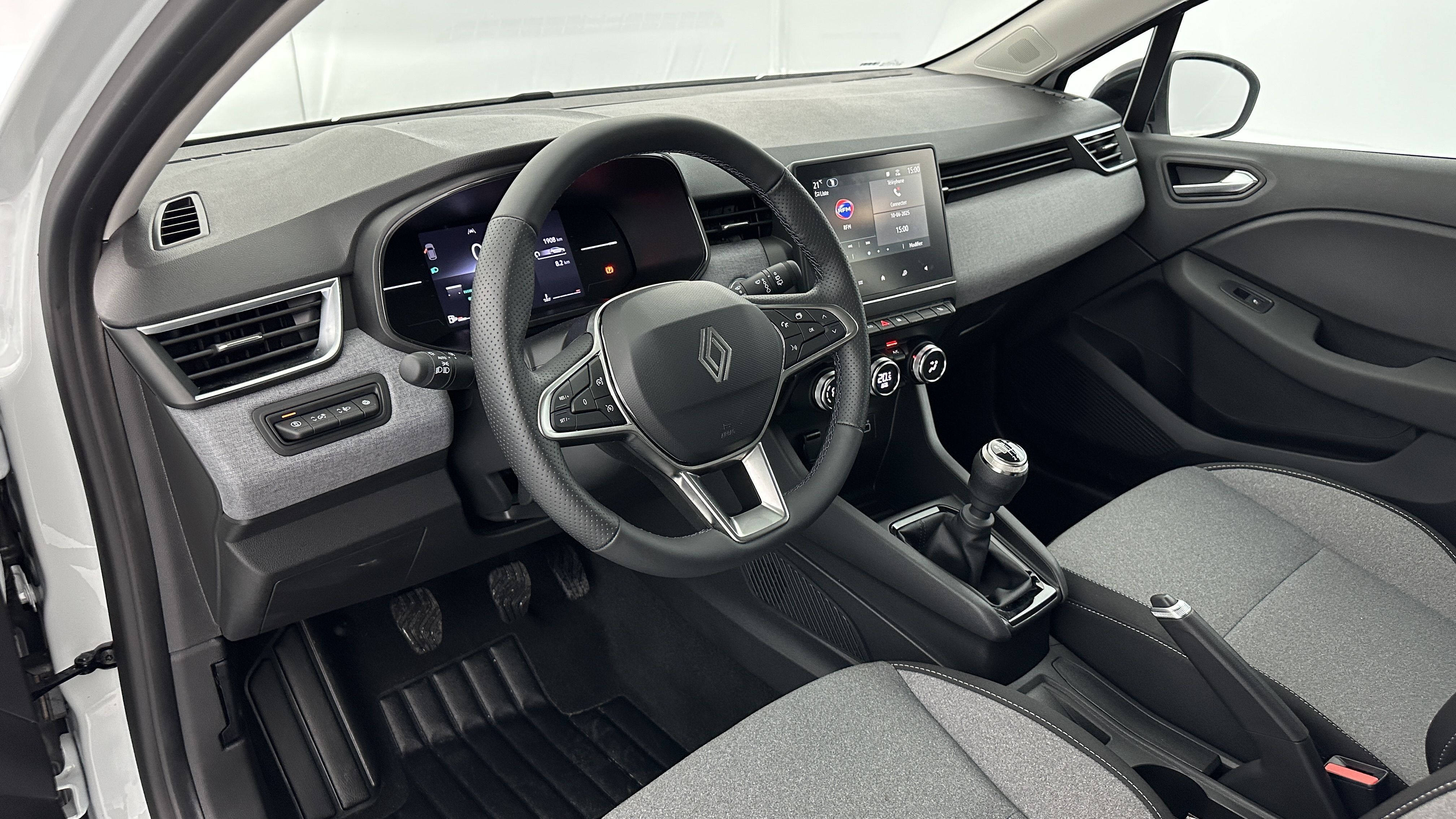 GLI00002513_p53 - RENAULT - CLIO - 2024 - photo 6