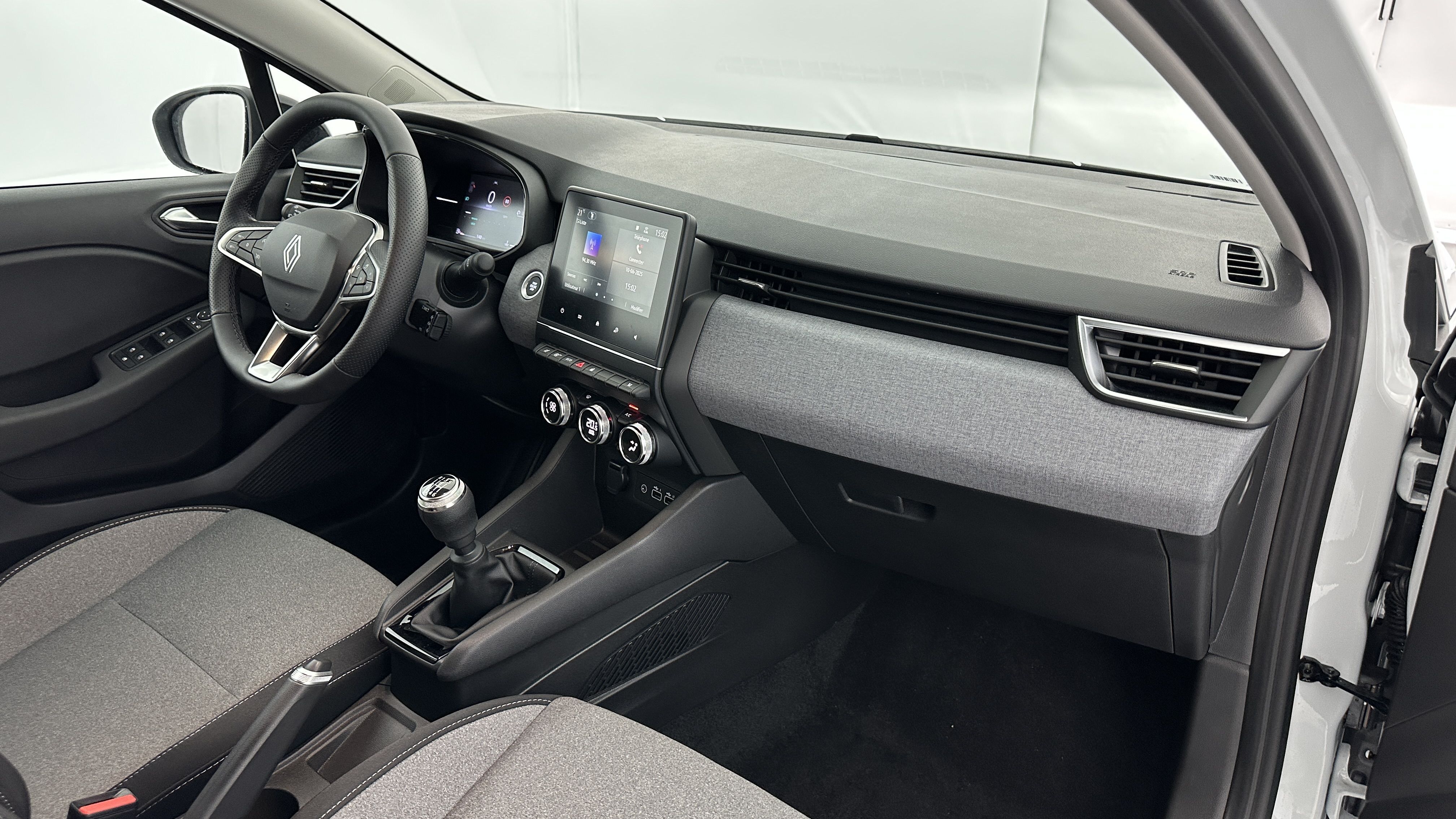 GLI00002513_p53 - RENAULT - CLIO - 2024 - photo 8