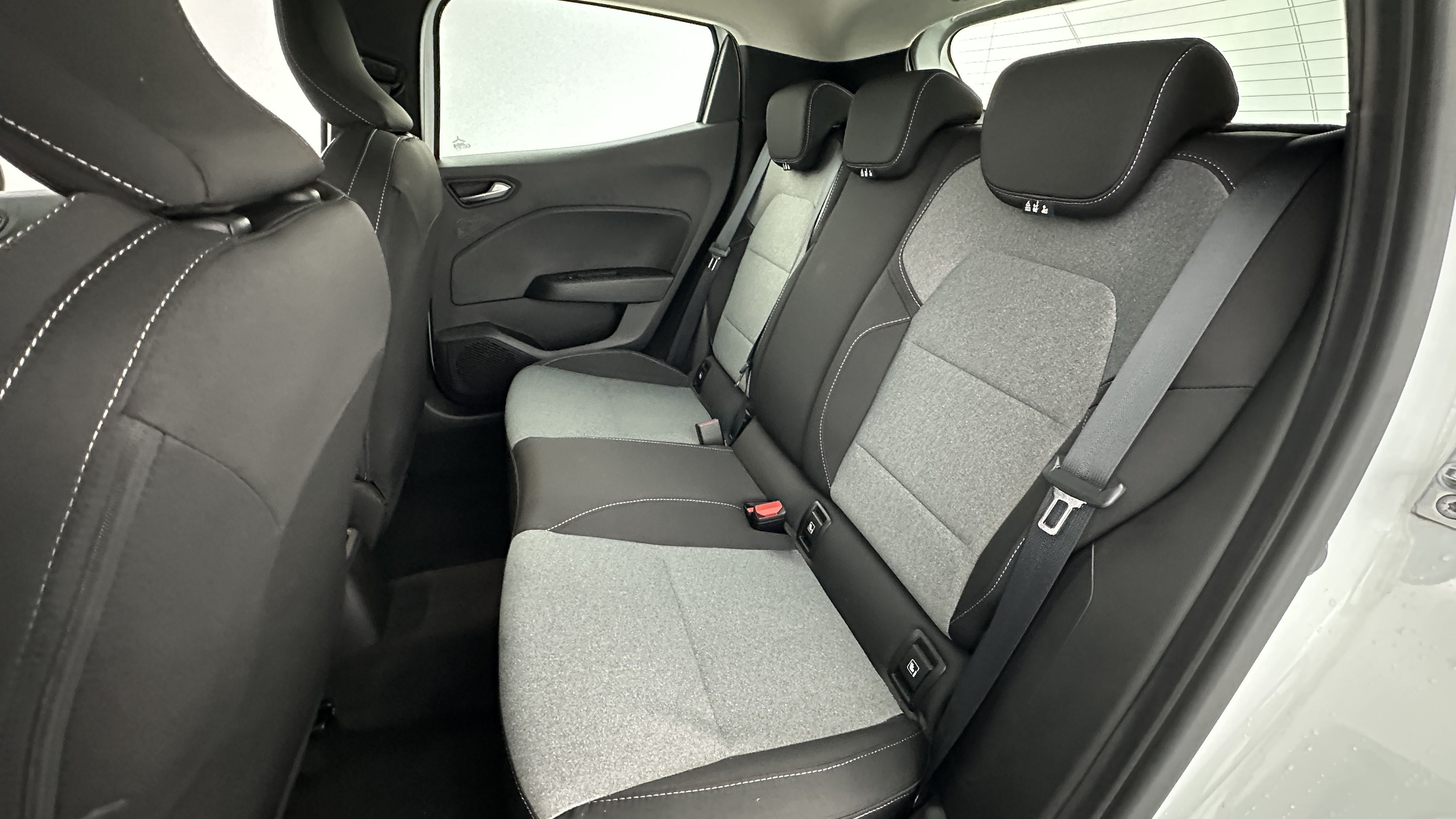 GLI00002513_p53 - RENAULT - CLIO - 2024 - photo 9