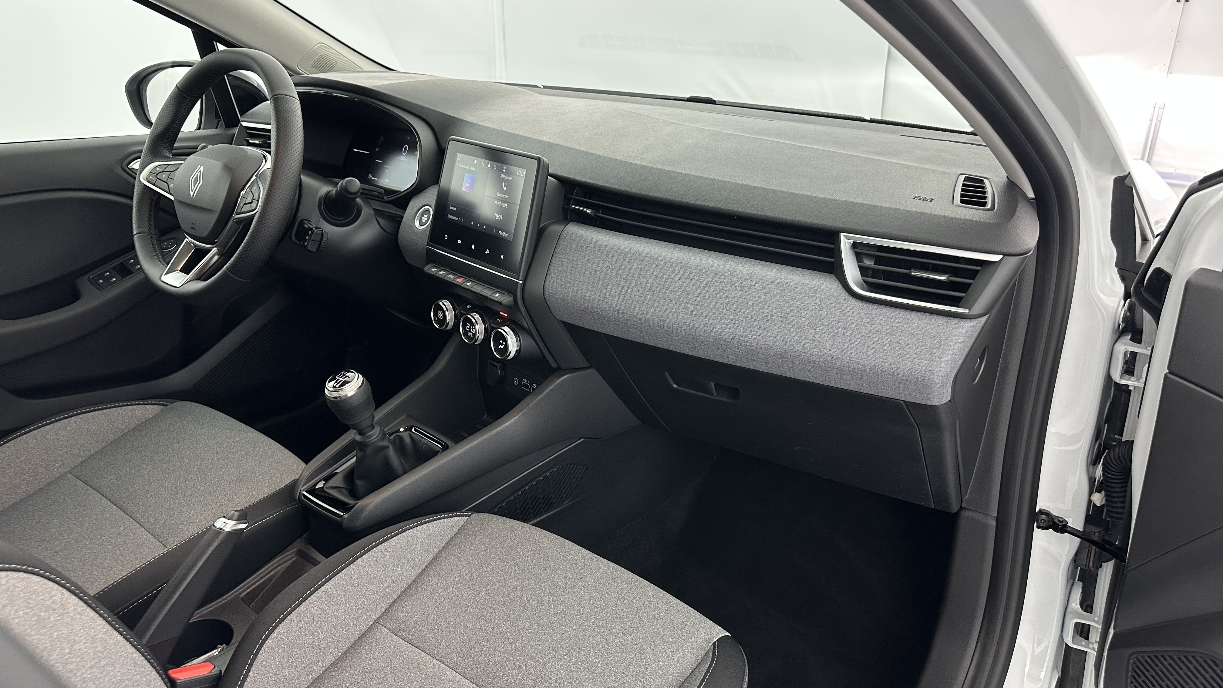 GLI00002517_p53 - RENAULT - CLIO - 2024 - photo 8