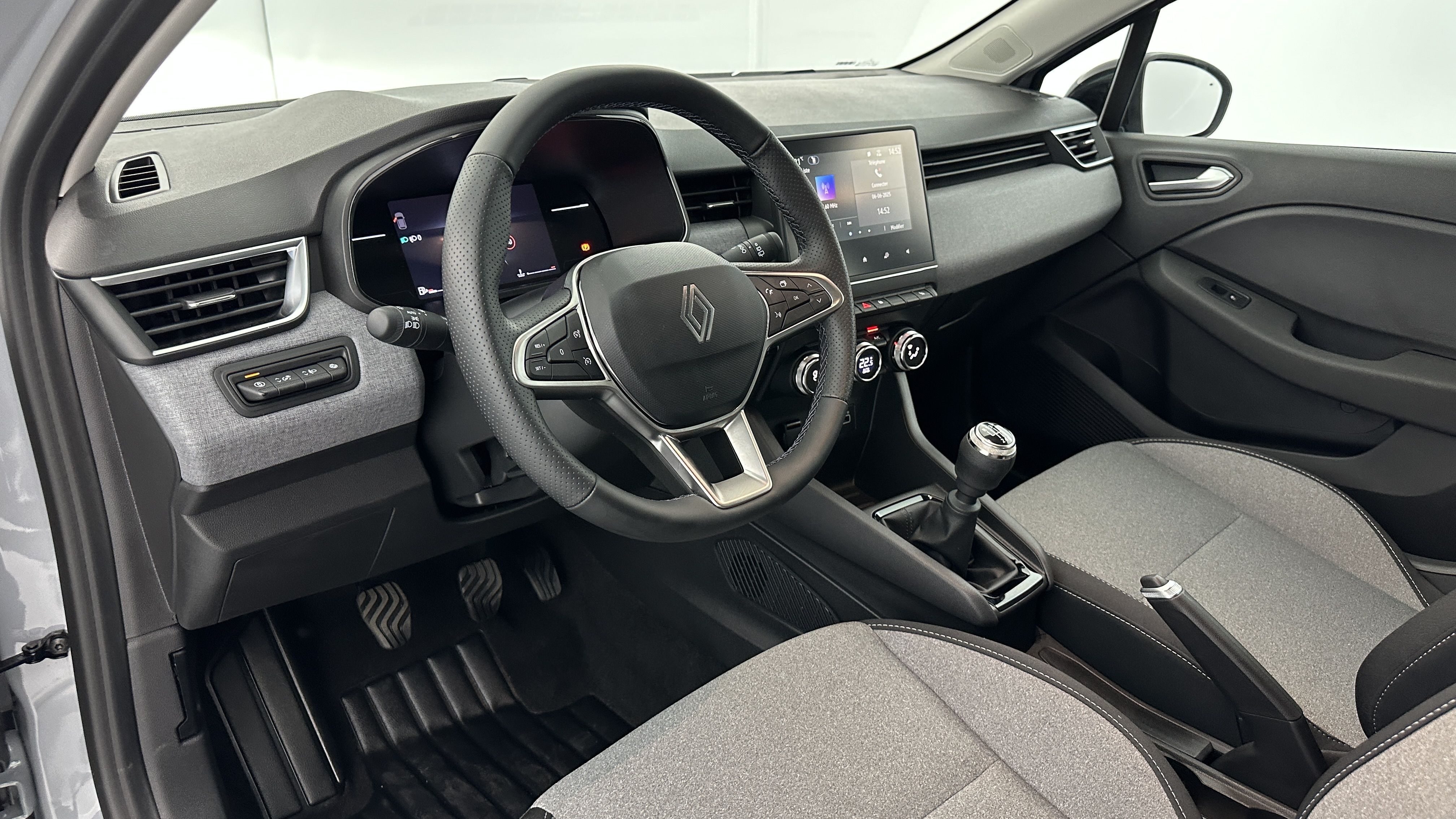 GLI00002523_p53 - RENAULT - CLIO - 2024 - photo 6