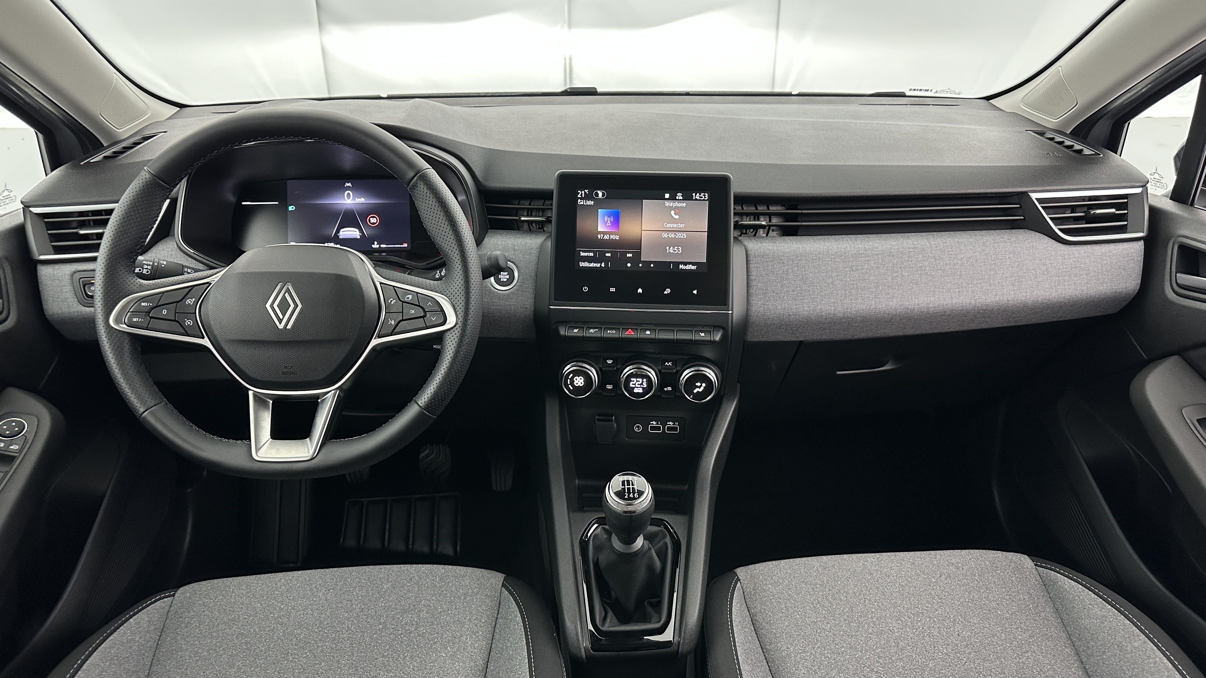 GLI00002523_p53 - RENAULT - CLIO - 2024 - photo 7