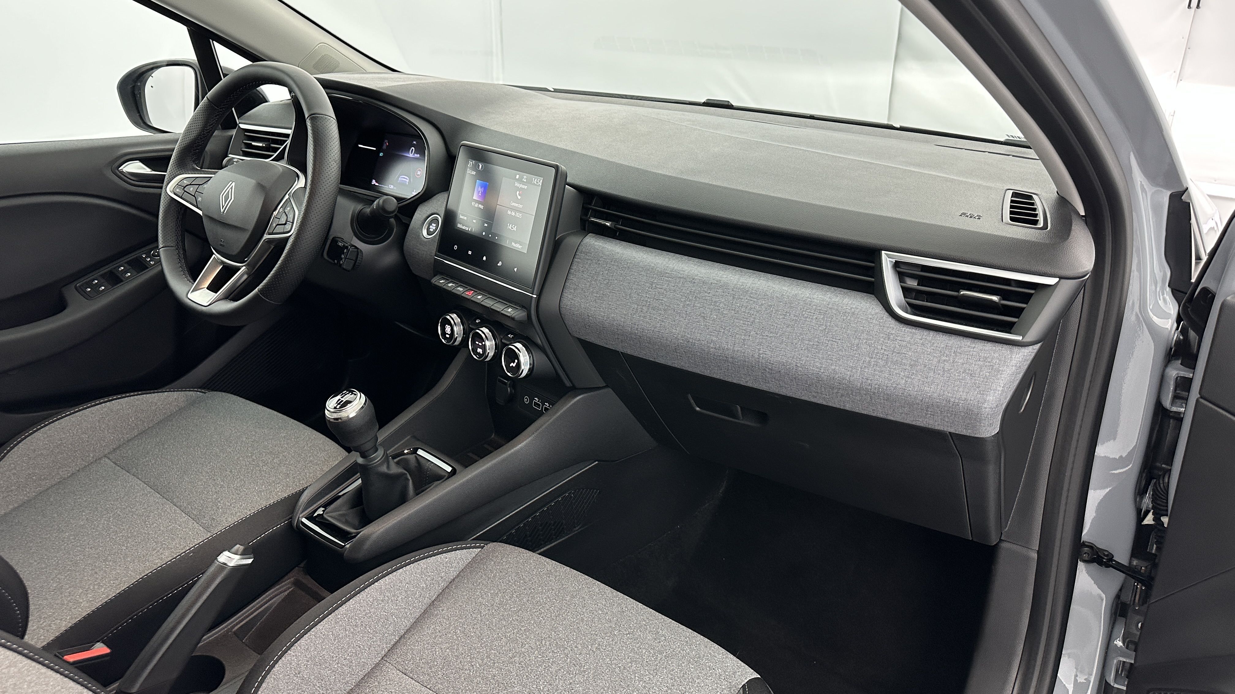 GLI00002523_p53 - RENAULT - CLIO - 2024 - photo 8