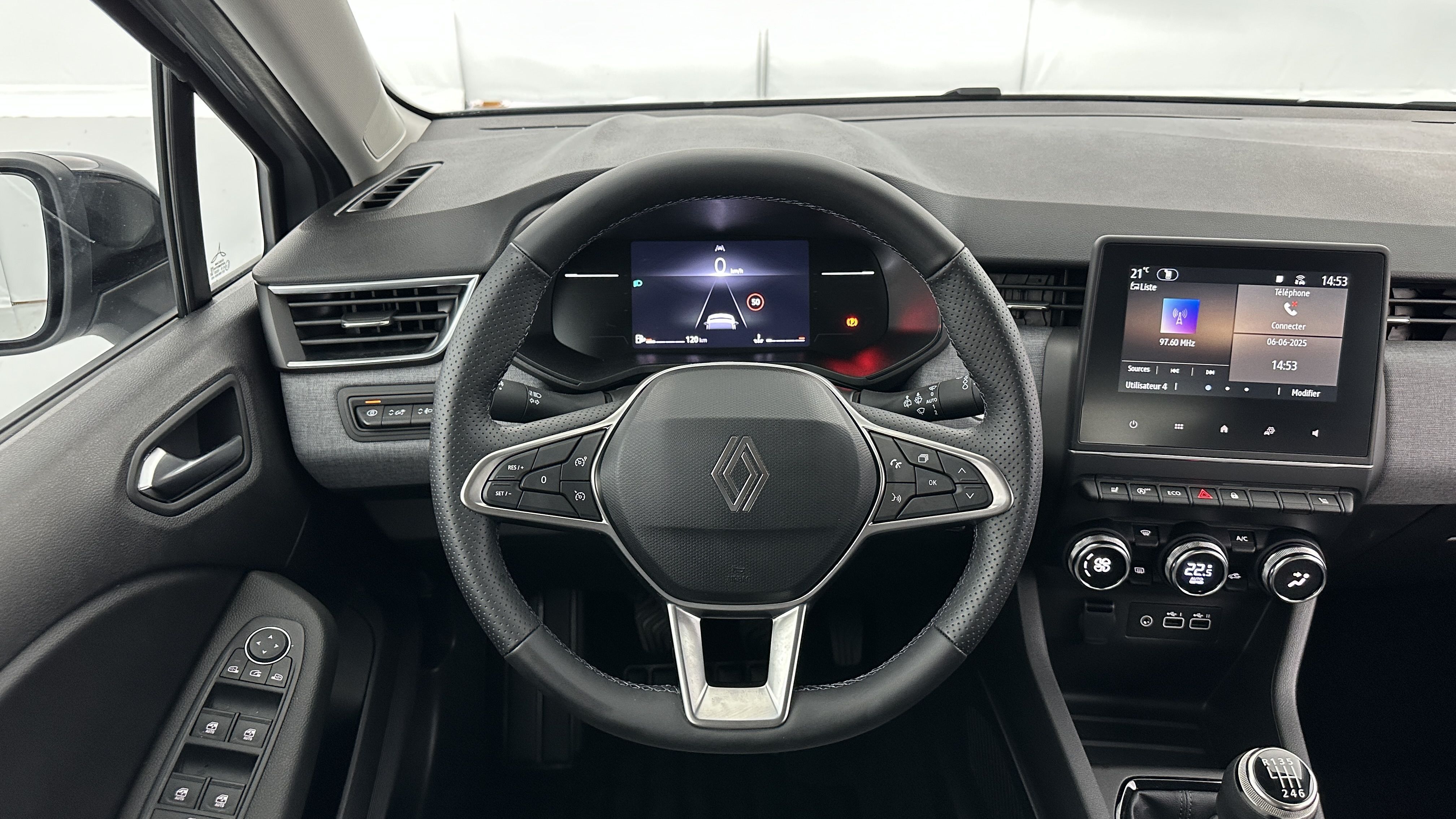 GLI00002523_p53 - RENAULT - CLIO - 2024 - photo 14