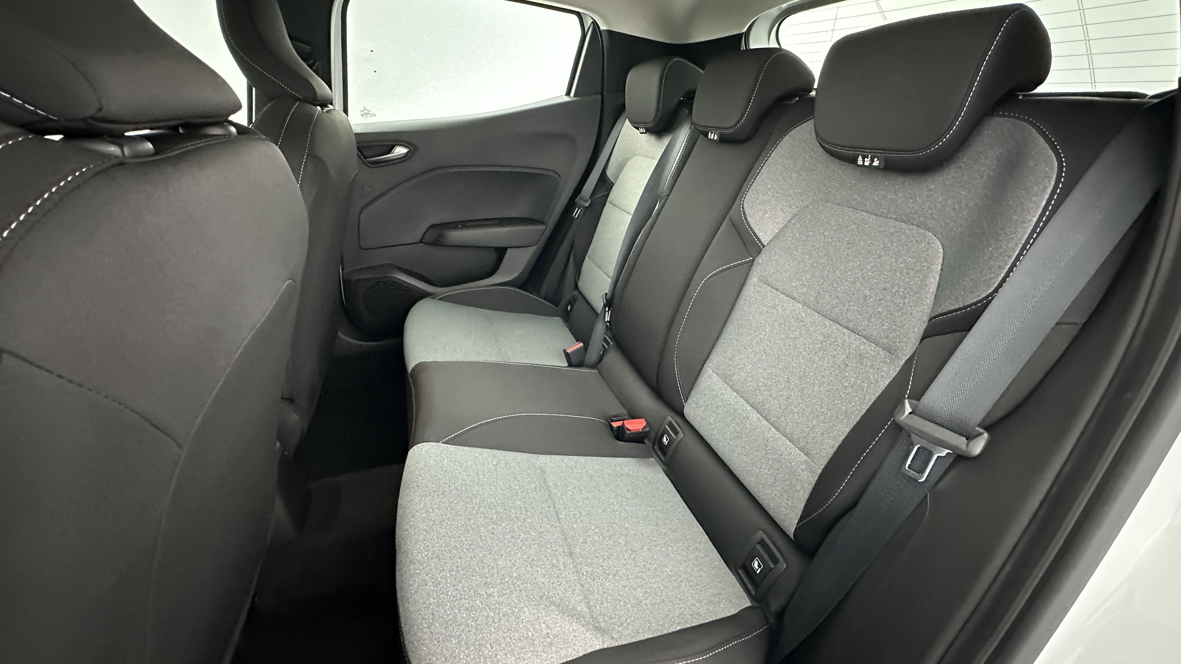 GLI00002524_p53 - RENAULT - CLIO - 2024 - photo 9