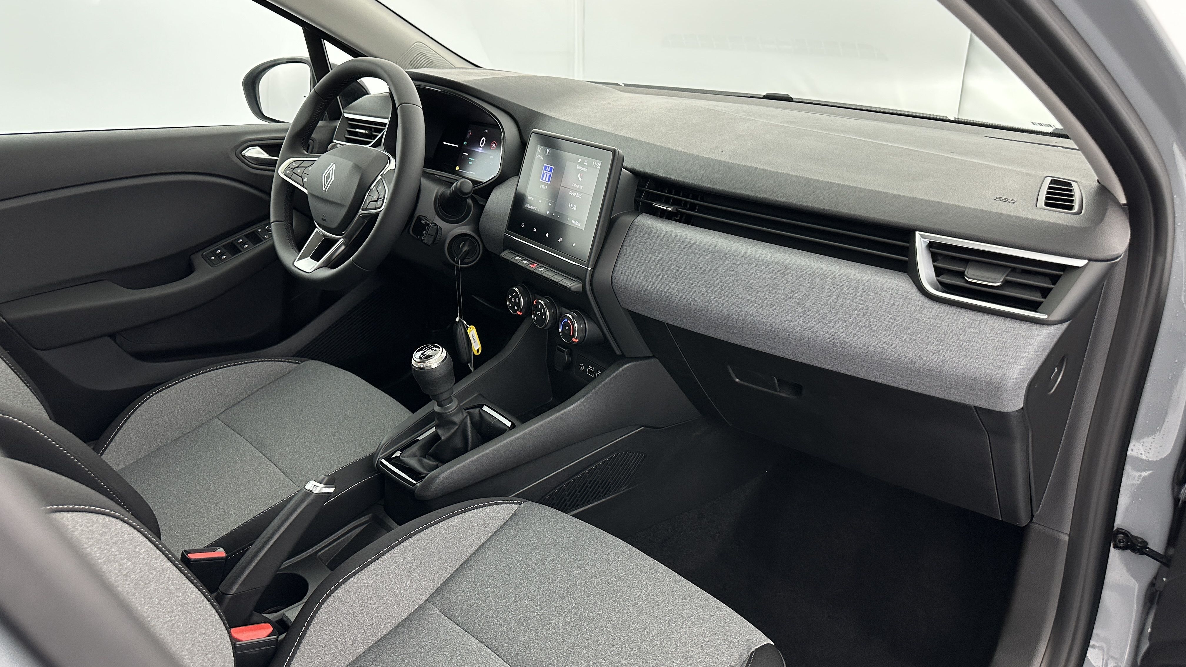 GLI00007886_p53 - RENAULT - CLIO - 2025 - photo 8