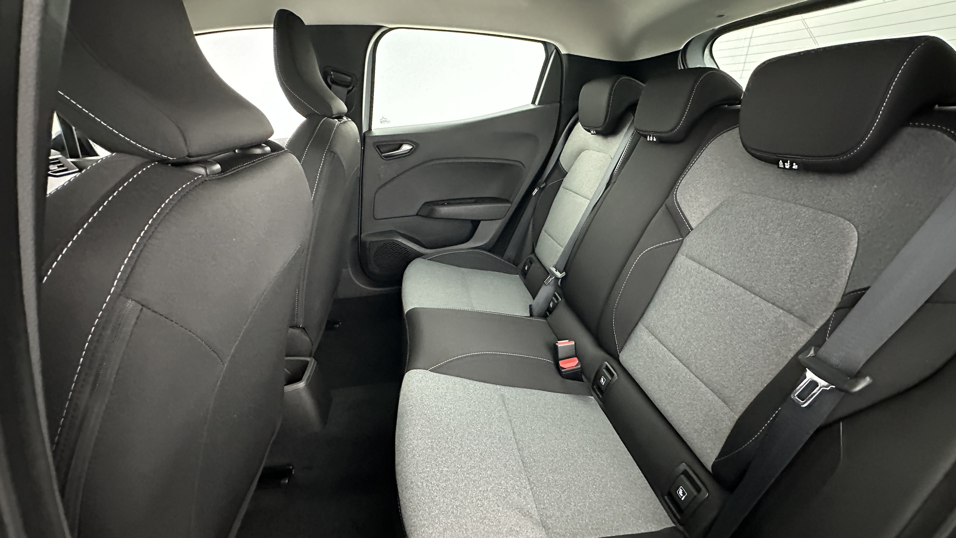 GLI00007886_p53 - RENAULT - CLIO - 2025 - photo 9