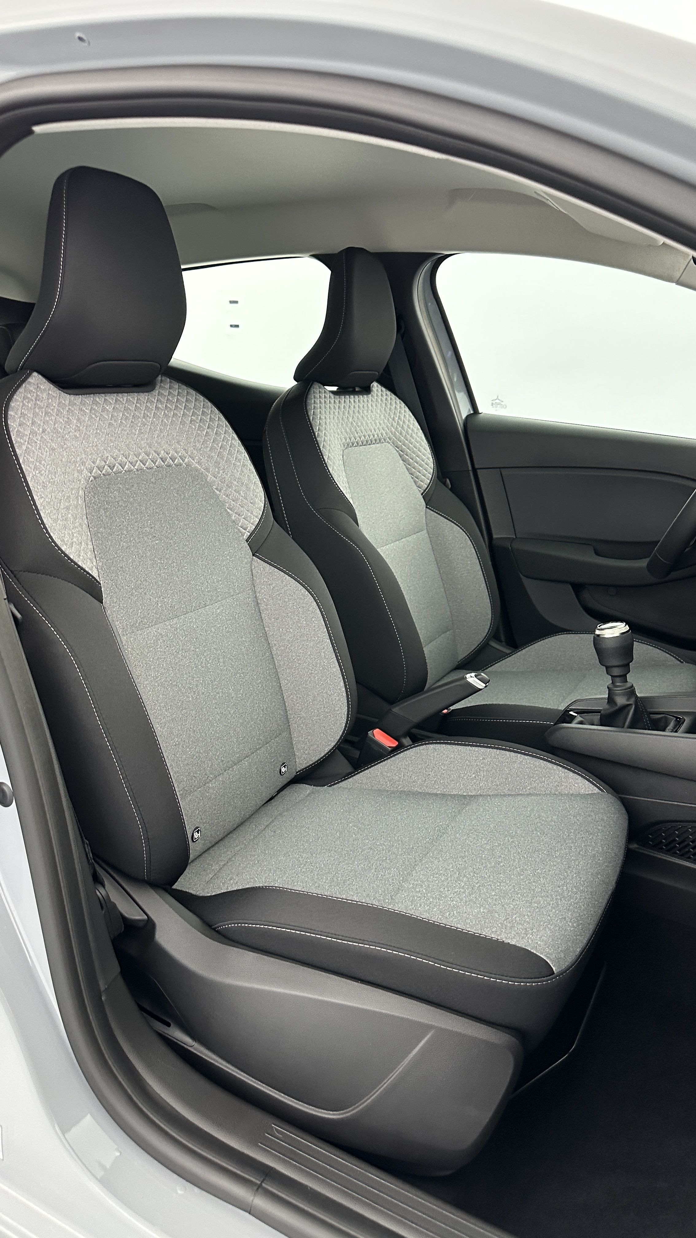 GLI00007886_p53 - RENAULT - CLIO - 2025 - photo 17