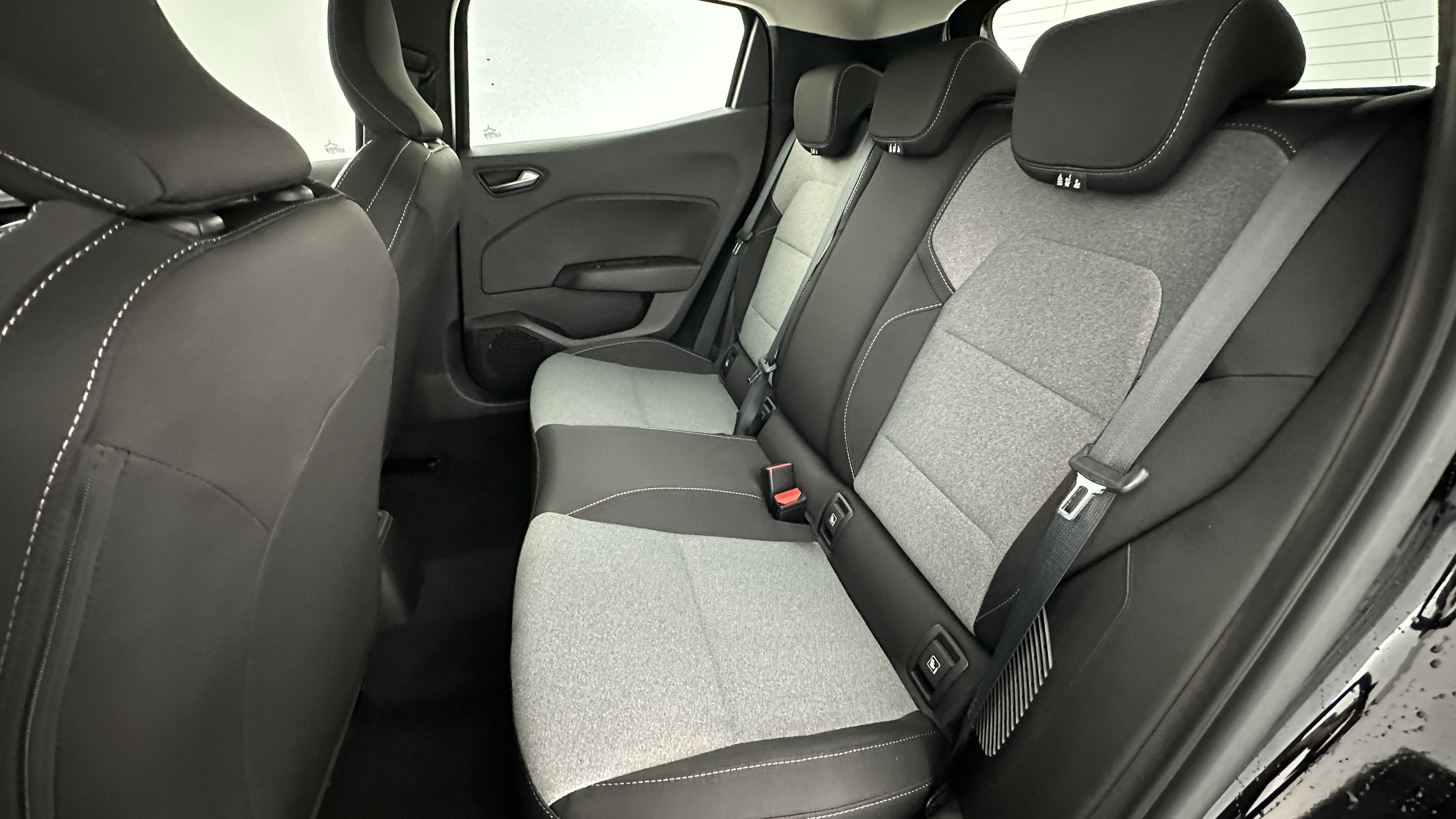 GLI00002852_p53 - RENAULT - CLIO - 2025 - photo 9