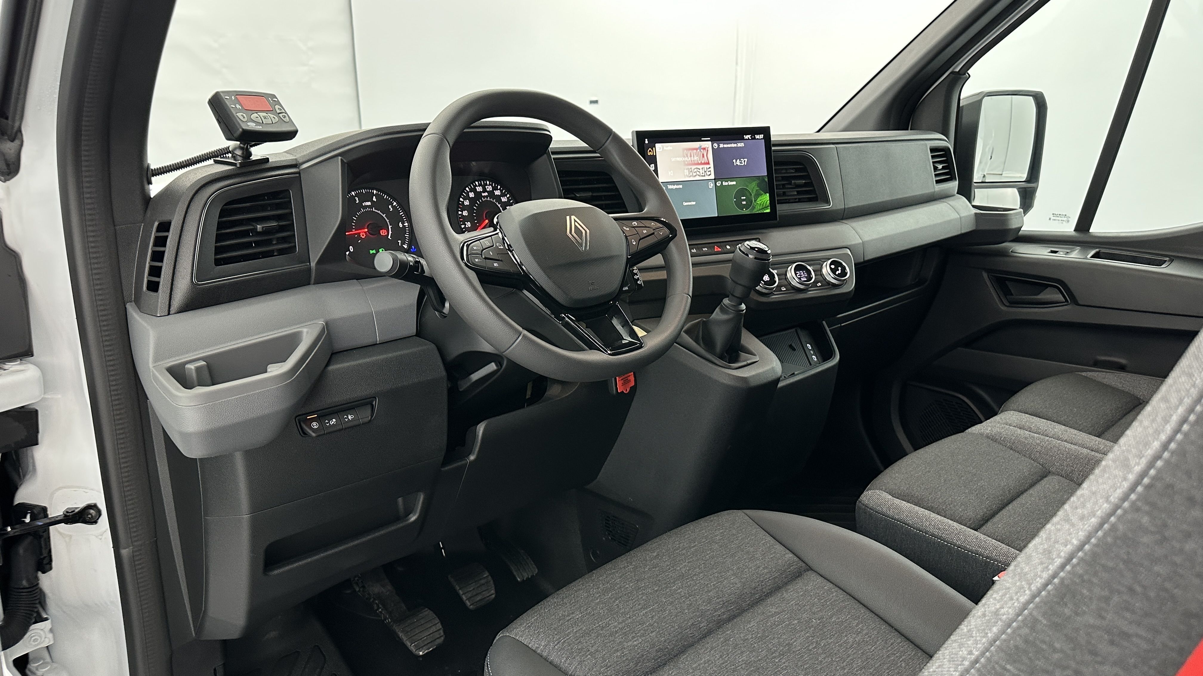 GLI00007235_p53 - RENAULT - MASTER - 2025 - photo 6