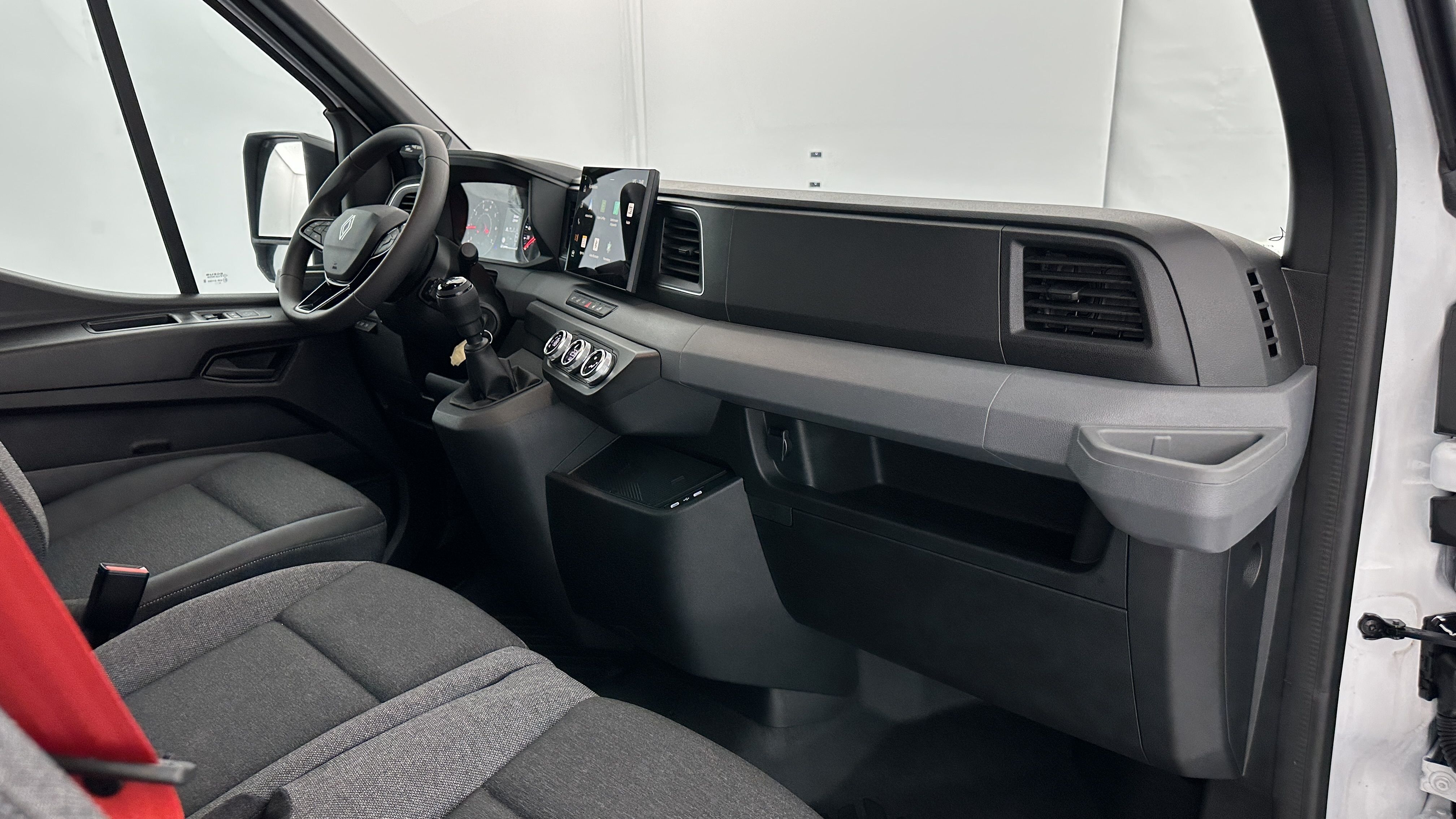 GLI00007235_p53 - RENAULT - MASTER - 2025 - photo 7