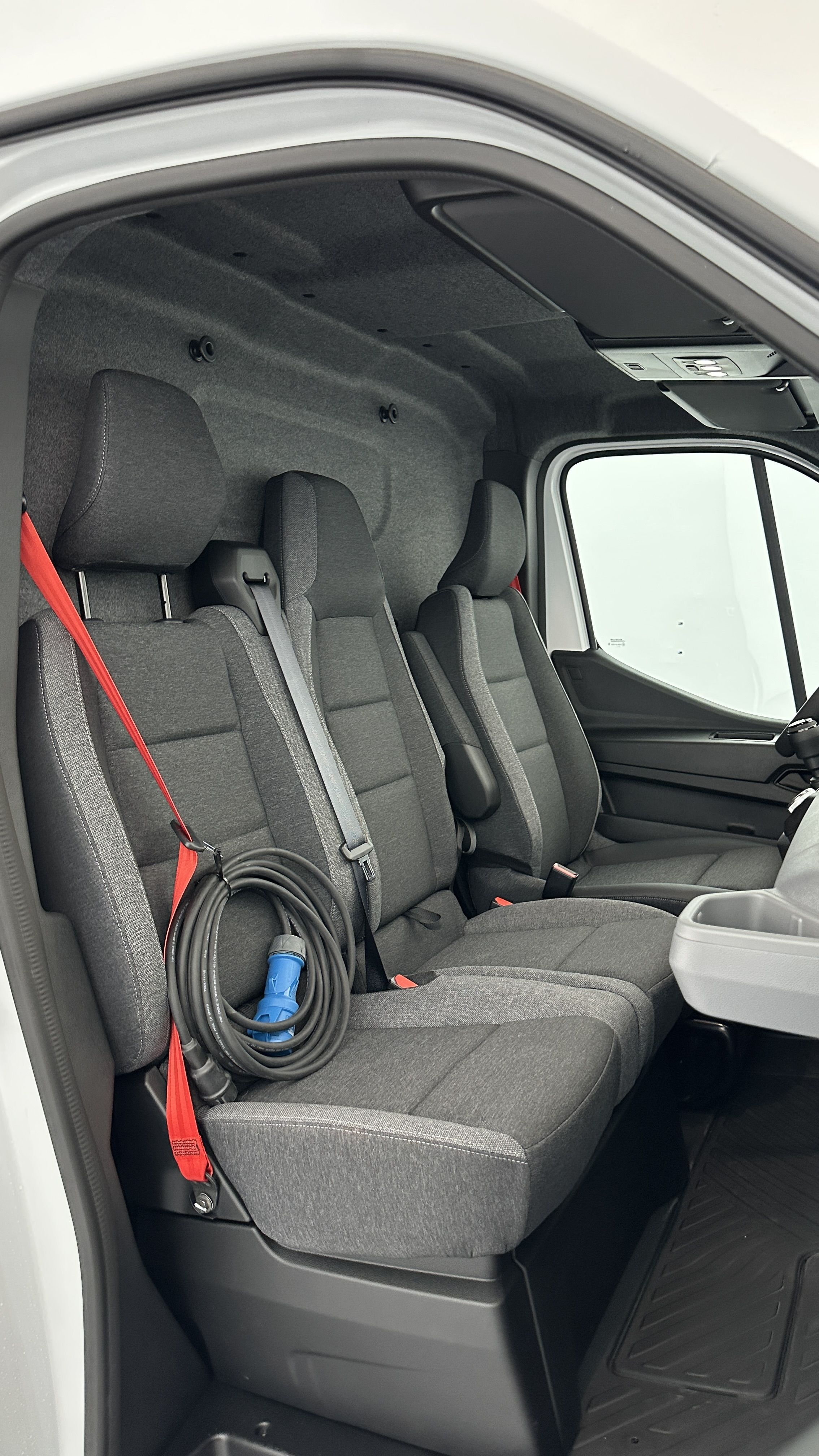 GLI00007235_p53 - RENAULT - MASTER - 2025 - photo 13