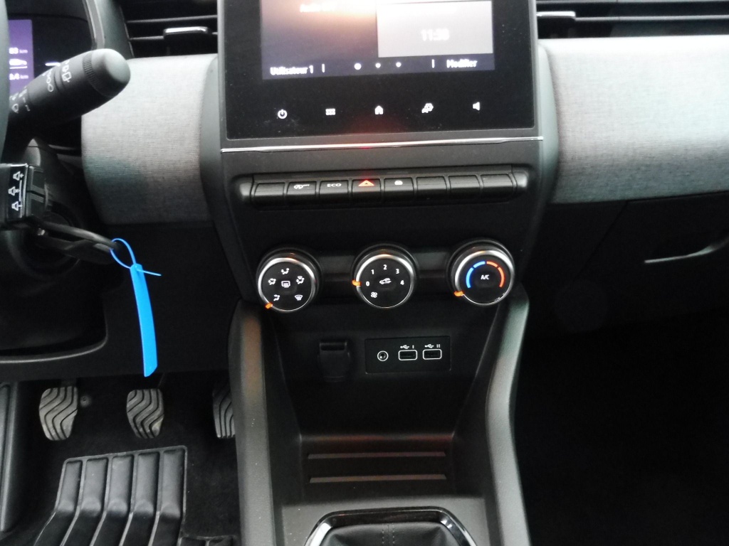 72423_p51 - RENAULT - CLIO - 2025 - photo 6