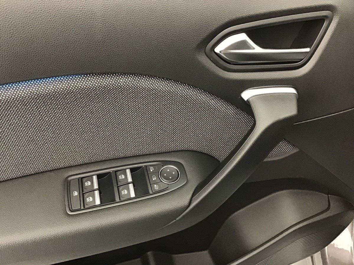 369839_p2 - RENAULT - CAPTUR - 2025 - photo 9