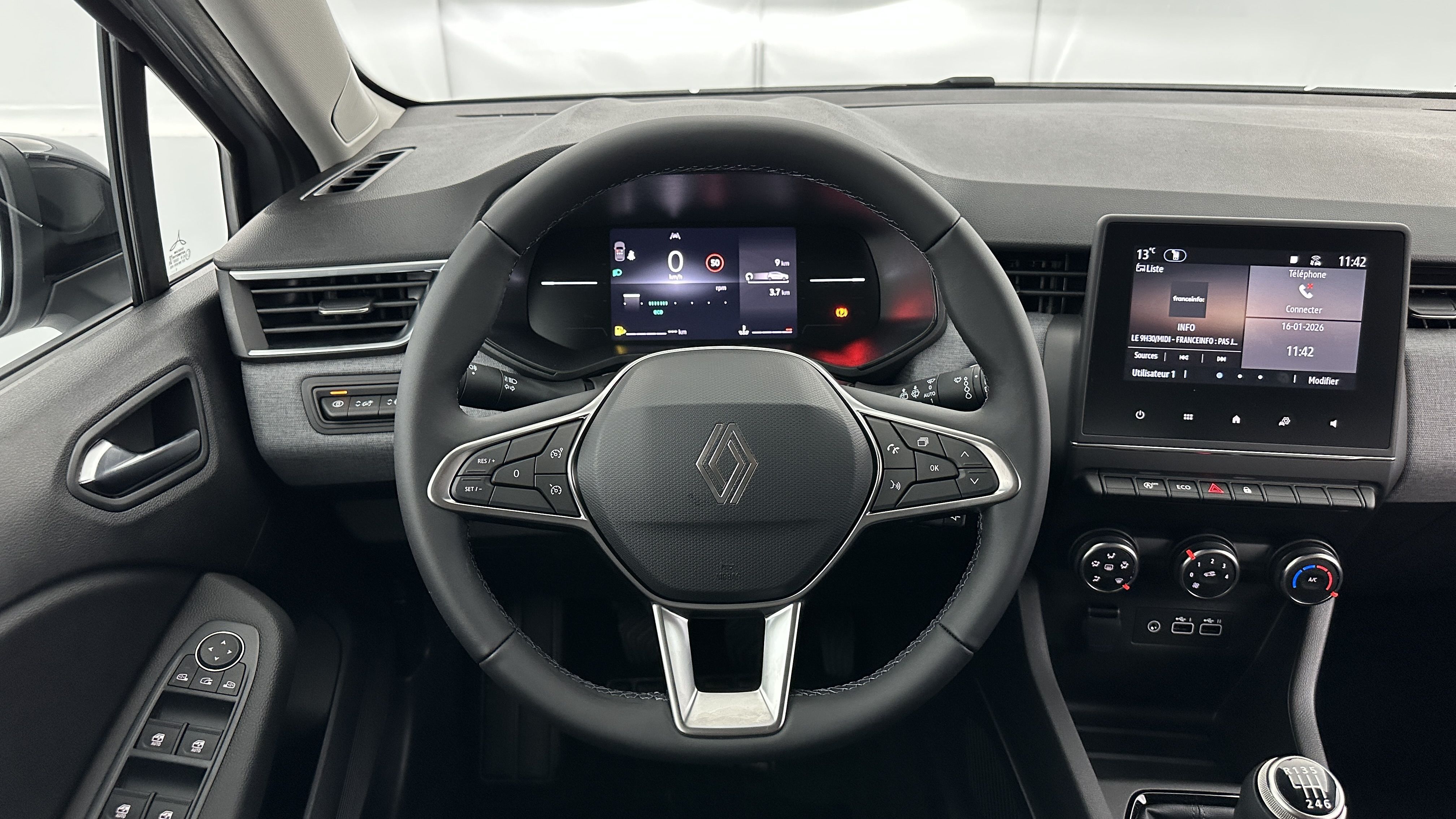 GLI00010438_p53 - RENAULT - CLIO - 2025 - photo 14